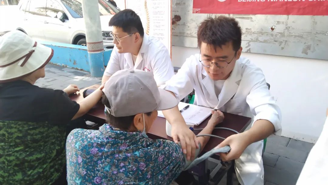 北京年轮中医骨科医院助力八里庄社区年会